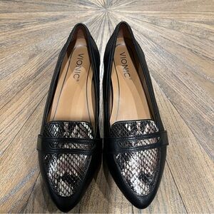 VIONIC Savannah Boa Loafers Shoes Leather Slip On Women’s 5 Black & Snake Print